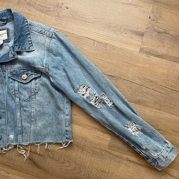 ❌SOLD❌ FOREVER 21 Distressed Cropped Denim Jacket - Picture 4 of 11